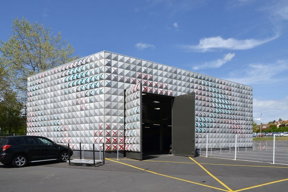 Charpente et couverture - Cassettes perforées en pointes de diamant (Crédit photo : Brisac Gonzalez - Thierry Ols)
